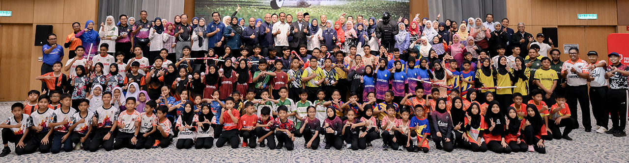 majlis penyerahan set kelengkapan hoki